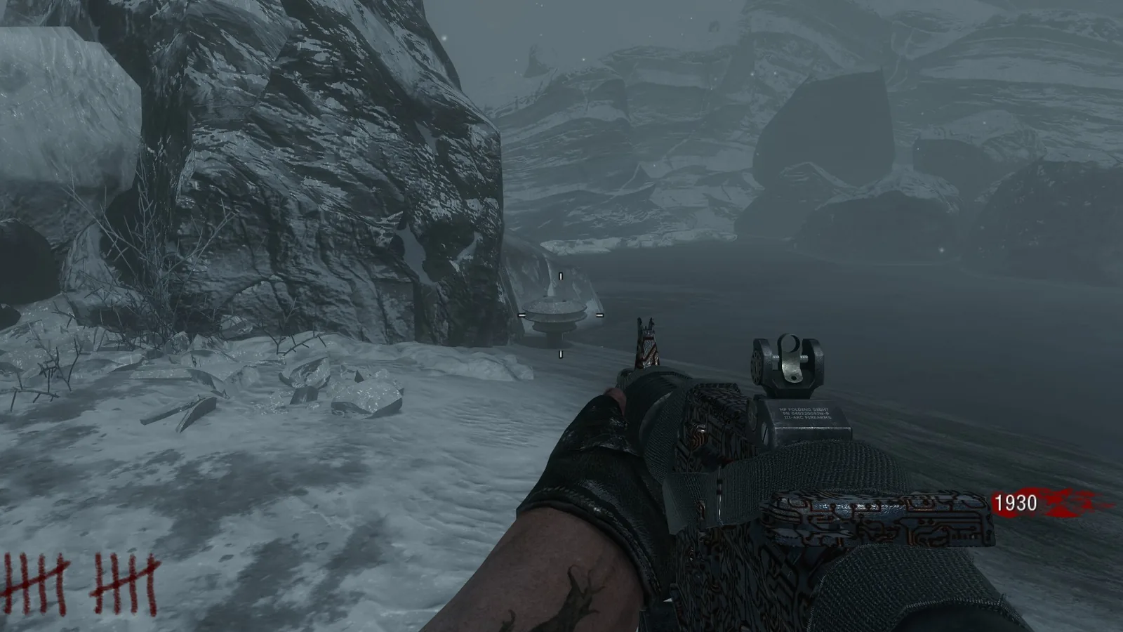 Sirena de niebla junto al agua, cerca del AK-74u