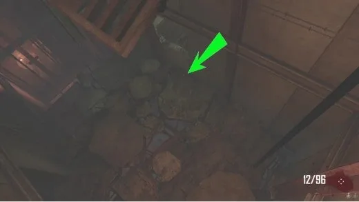 Parte inferior de la escalera mecánica donde puede aparecer una ficha de Mahjong
