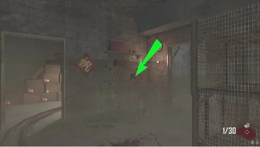 Estante junto a una lata de refresco cerca de la compra en la pared de la AK74u