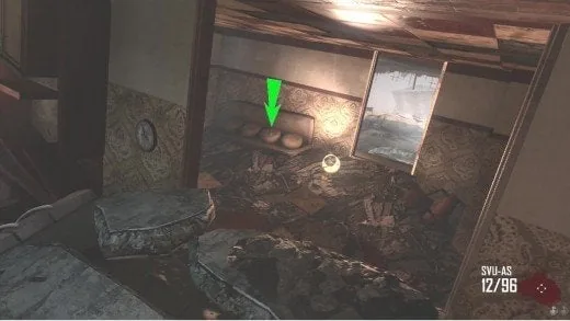 Sofá fuera de la sala de la Caja Misteriosa en el Edificio Invertido