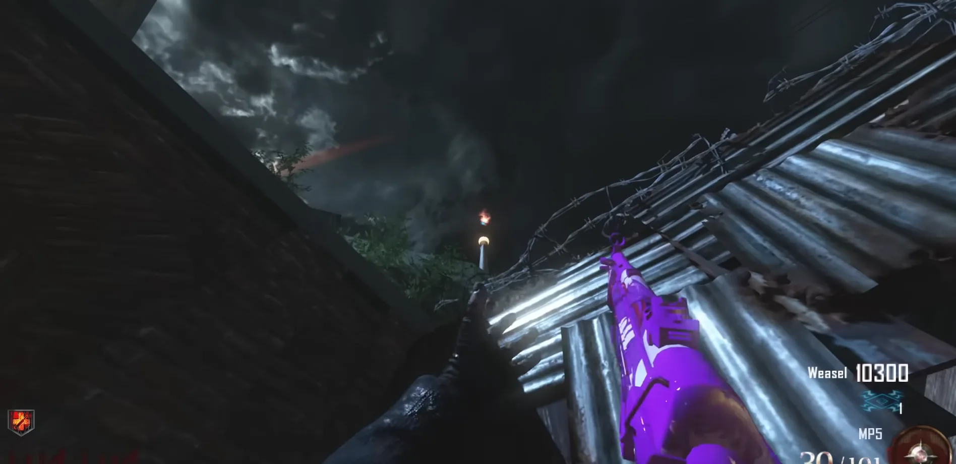 Calavera 2 en lo alto de un poste frente a Juggernog